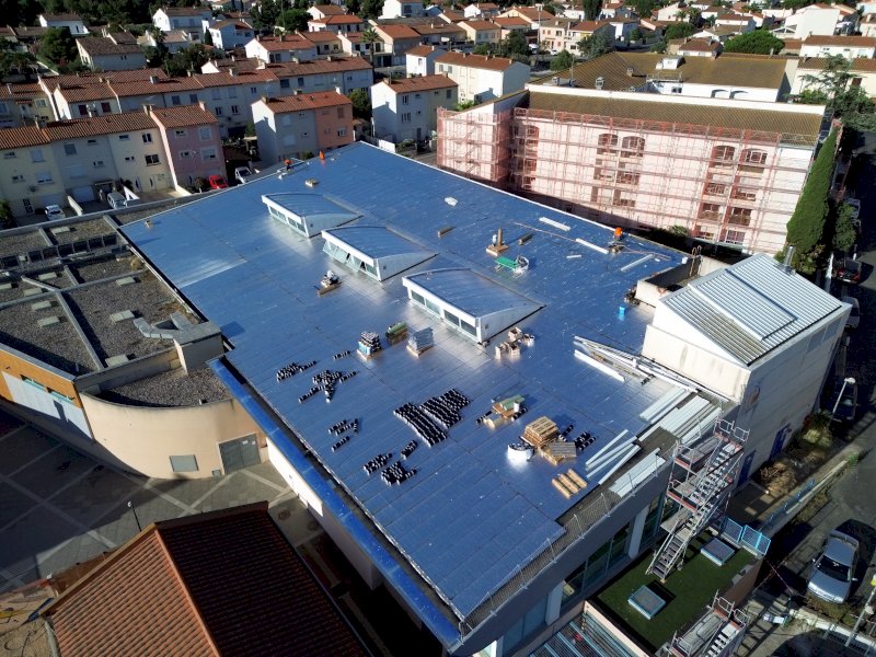 Rénovation de toiture terrasse à forte technicité : SAB Étanchéité mobilisée pour la piscine municipale de St Cyprien (66) – Été 2025